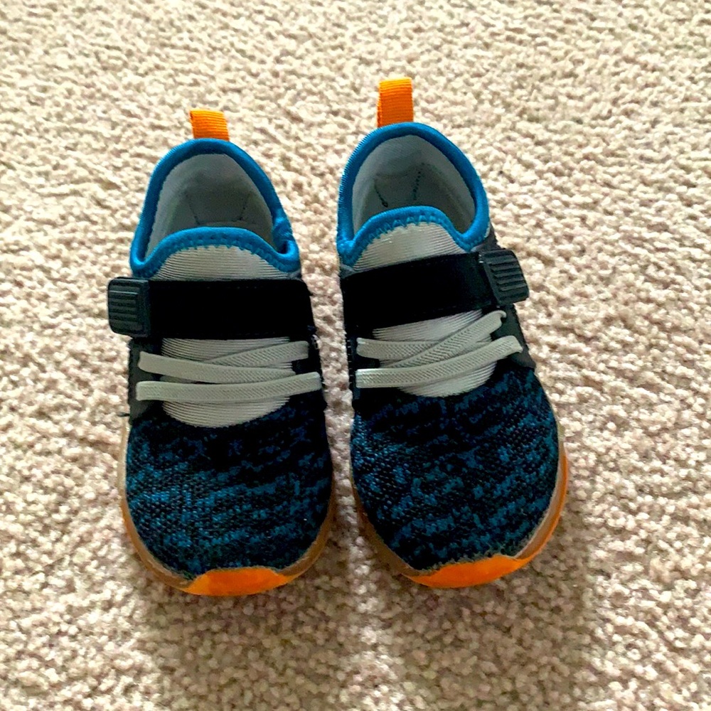MOVING SALE - Boys LIGHT-UP Sneakers.